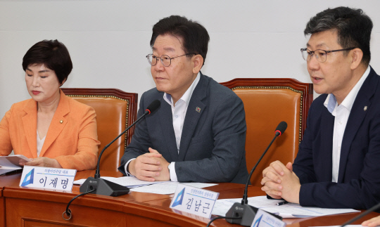 10일 이재명 더불어민주당 대표가 국회 당 사무실에서 민생연석회의를 하는 모습. 연합뉴스.